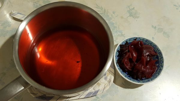 洛神花沾醬-將洛神花撈出