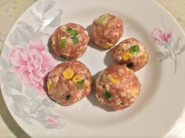 玉米堅果肉丸子-捏成球狀