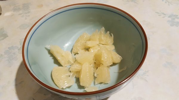 正是時候吃蘿蔔-將果肉剝出