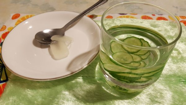 簡易製作黃瓜水-加冰磚