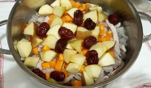 銀耳蘋果瘦肉湯-依序放入食材