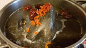 黑豆烏骨雞湯-加紅棗枸杞