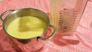 南瓜豆乳湯-南瓜豆漿攪打倒出鍋中