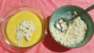 南瓜豆乳湯-板豆腐壓碎加入南瓜湯