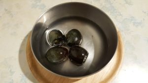 椒鹽皮蛋-用冷開水沖洗表面