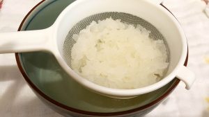 楊枝甘露-用濾網過濾