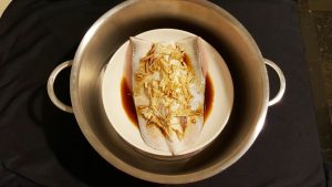蒸的虱目魚肚-置入盤中