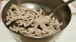 銀耳蘋果瘦肉湯-肉絲川燙