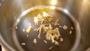 皮蛋紅燒豆腐-薑蒜爆香