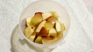 銀耳蘋果瘦肉湯-蘋果切小塊