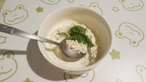簡易版麵疙瘩-麵粉羽衣甘藍粉混合